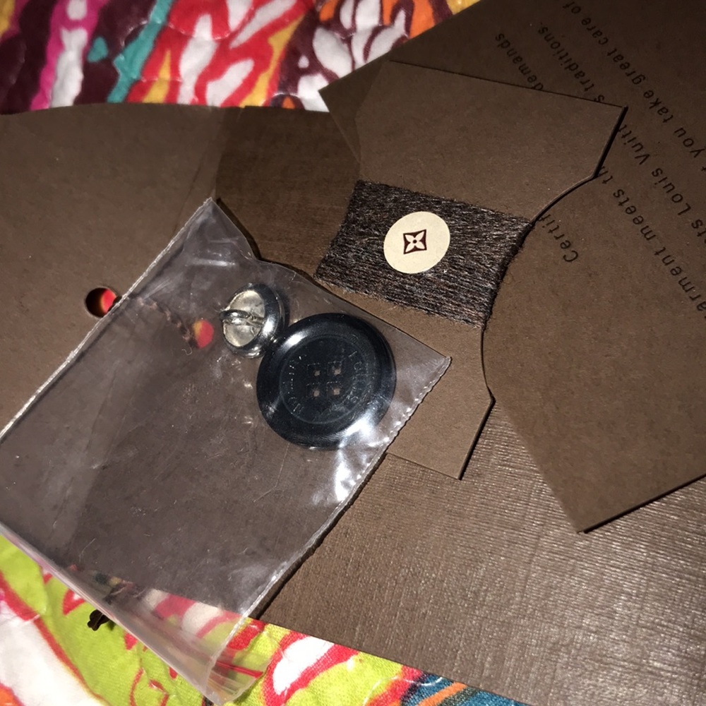 Louis Vuitton Extra Buttons & Thread - Picture 7 of 8